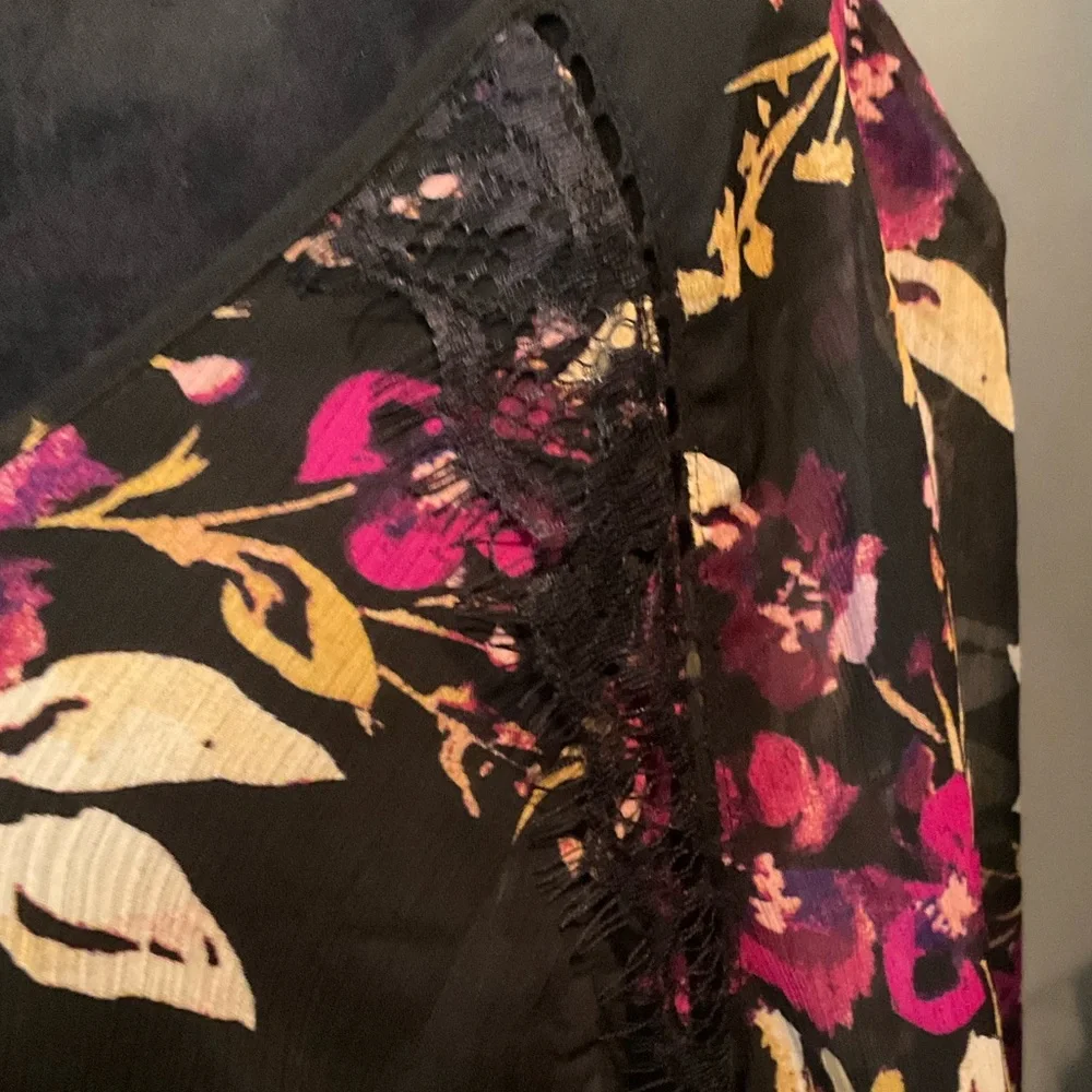 Jessica Simpson Maternity XL black floral sheer overlay - Picture 5 of 11